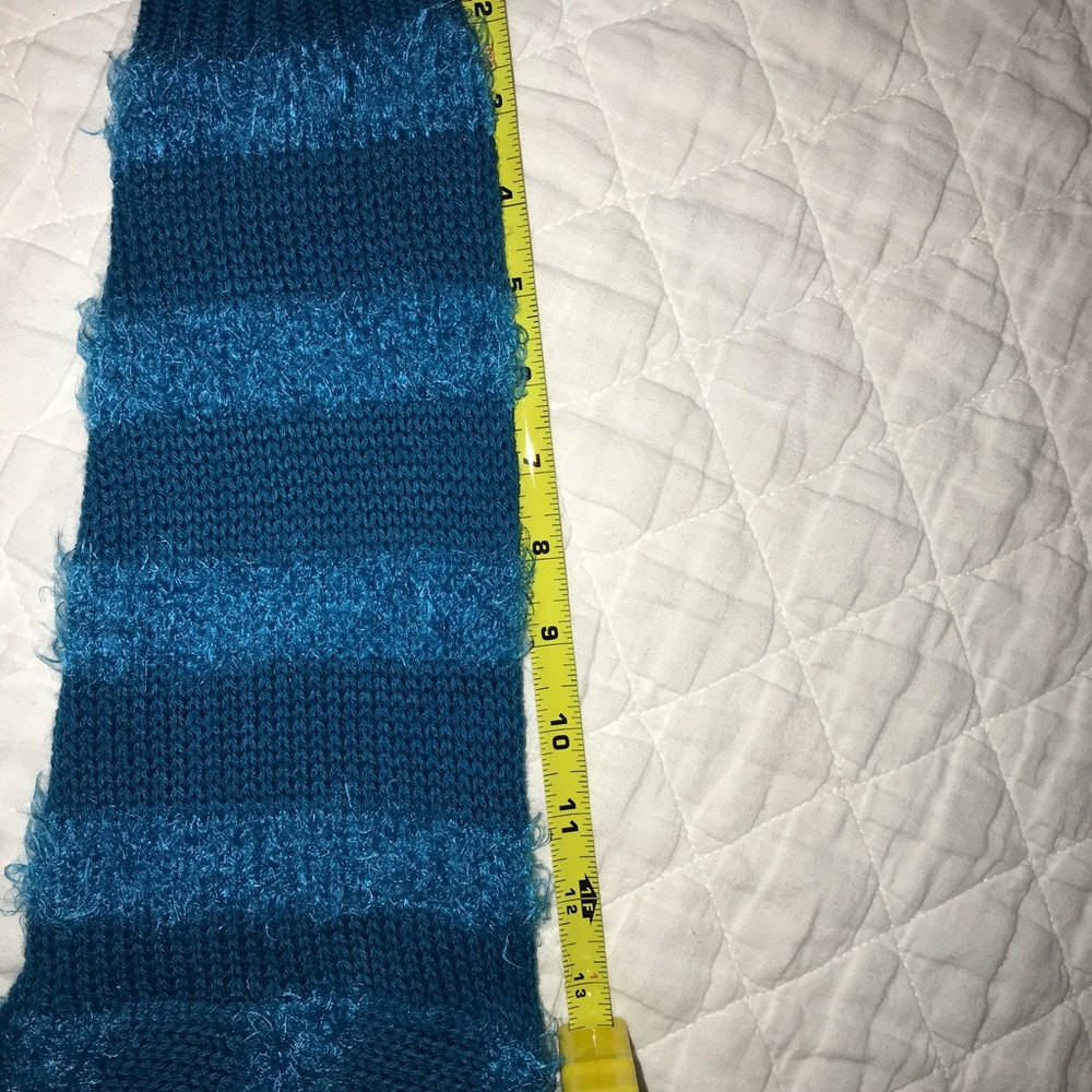 Women’s fuzzy sweater - Picture 7 of 9